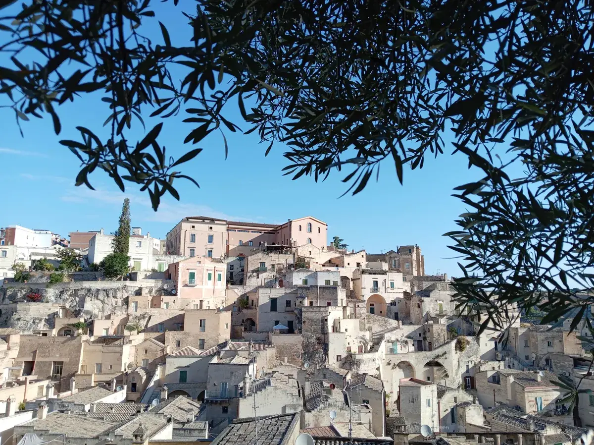 Blick über die Sassi di Matera mit den Steinhäusern am Hang der Gravina-Schlucht.