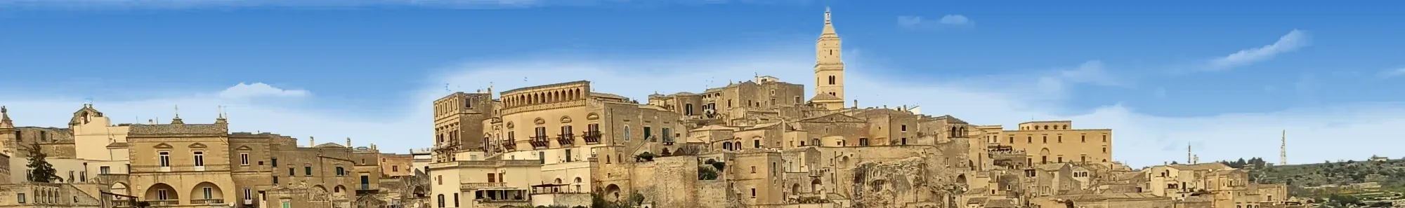Panorama der Sassi von Matera mit Steinhäusern und dem Turm der Kathedrale.